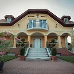 Budapest Airport Almaskert Panzio Bed & Breakfast 4*