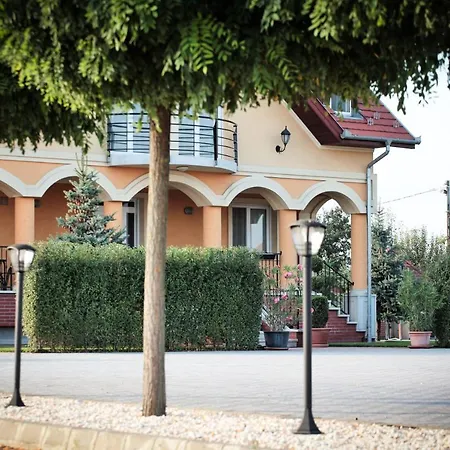 Airport Almaskert Panzio Vecses