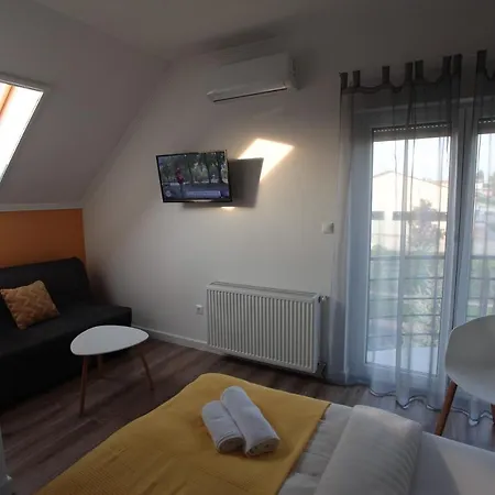 Airport Almaskert Panzio Bed & Breakfast *