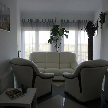 Airport Almaskert Panzio Bed & Breakfast *