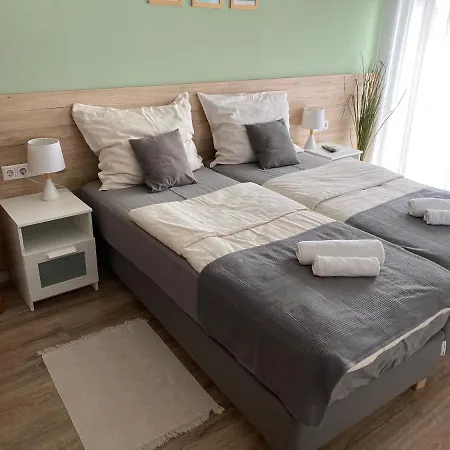 Airport Almaskert Panzio Bed & Breakfast Vecses