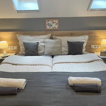Airport Almaskert Panzio Bed & Breakfast