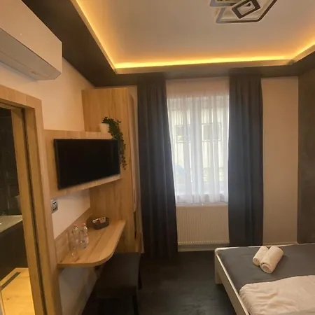 Airport Almaskert Panzio Bed & Breakfast