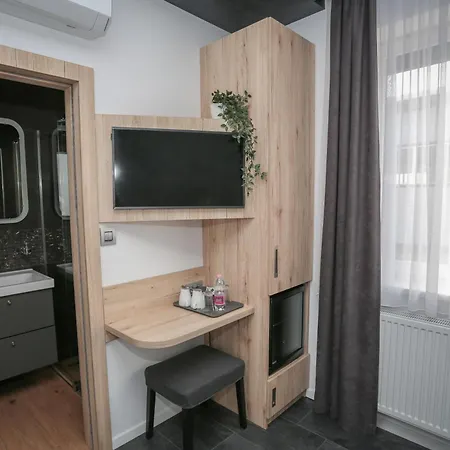Airport Almaskert Panzio Bed & Breakfast *