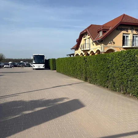 Budapest Airport Almaskert Panzio Bed & Breakfast