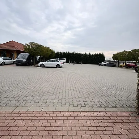 Budapest Airport Almaskert Panzio 4*