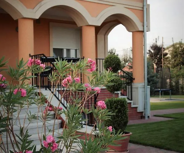 Budapest Airport Almaskert Panzio Bed & Breakfast 4*