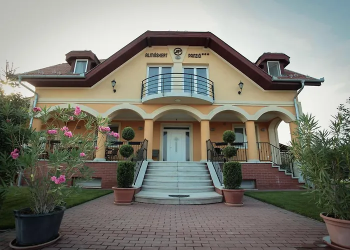 Budapest Airport Almaskert Panzio Bed & Breakfast 4*