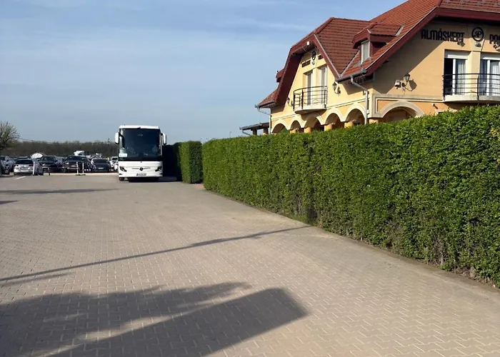 Budapest Airport Almaskert Panzio Bed & Breakfast