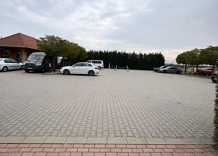 Budapest Airport Almaskert Panzio 4*