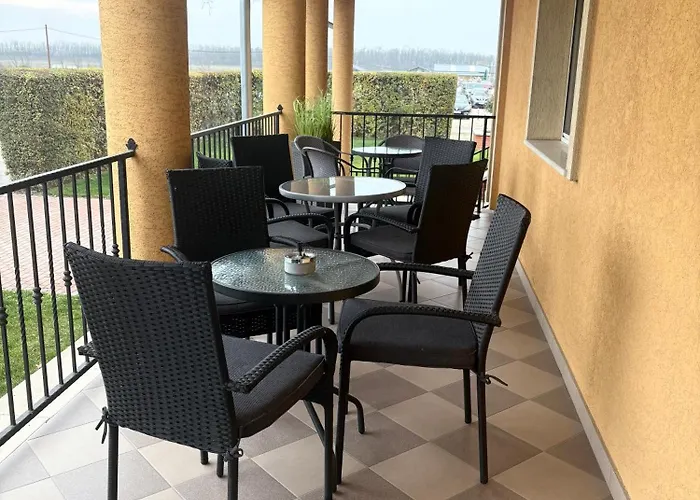 Budapest Airport Almaskert Panzio Bed & Breakfast