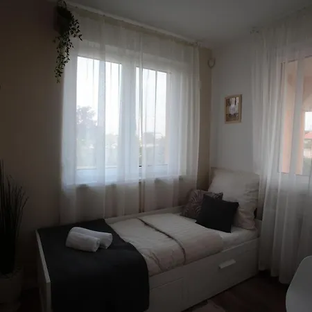 Airport Almaskert Panzio Bed & Breakfast *