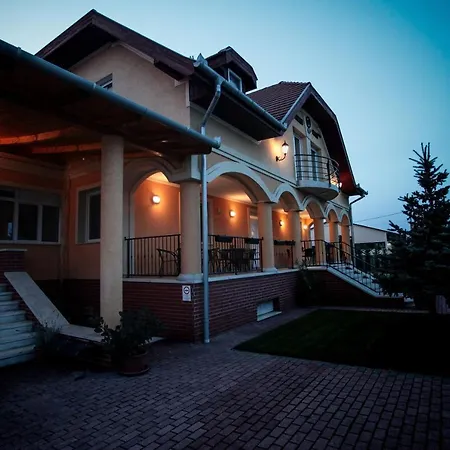Airport Almaskert Panzio Bed & Breakfast Vecsés