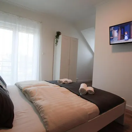 Airport Almaskert Panzio Bed & Breakfast